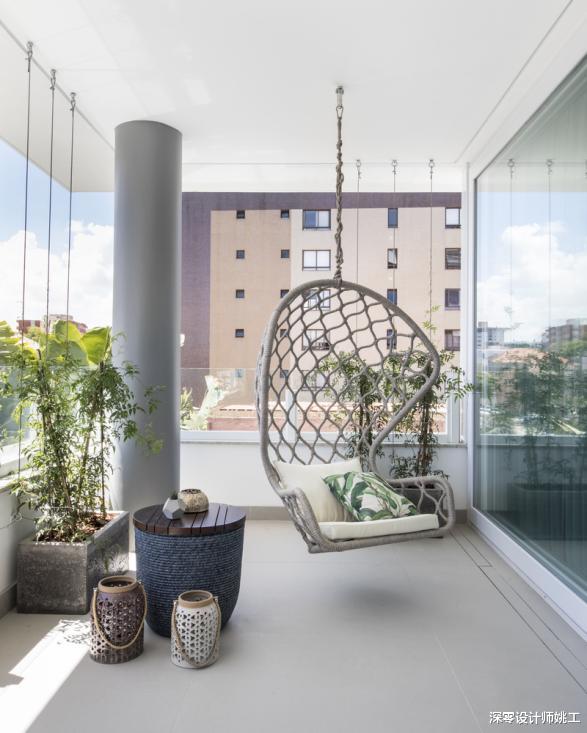 216㎡装修得恰到好处!不封阳台加圈玻璃护栏,纳入地台床犹如多间房