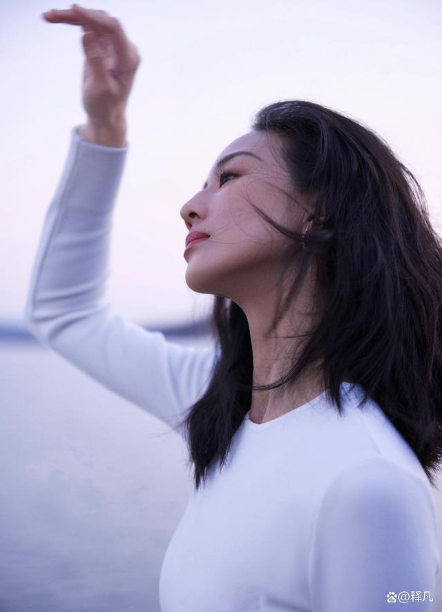 张钧甯|张钧甯一袭白色露腰长裙温柔靓丽!曼妙身材性感绝美