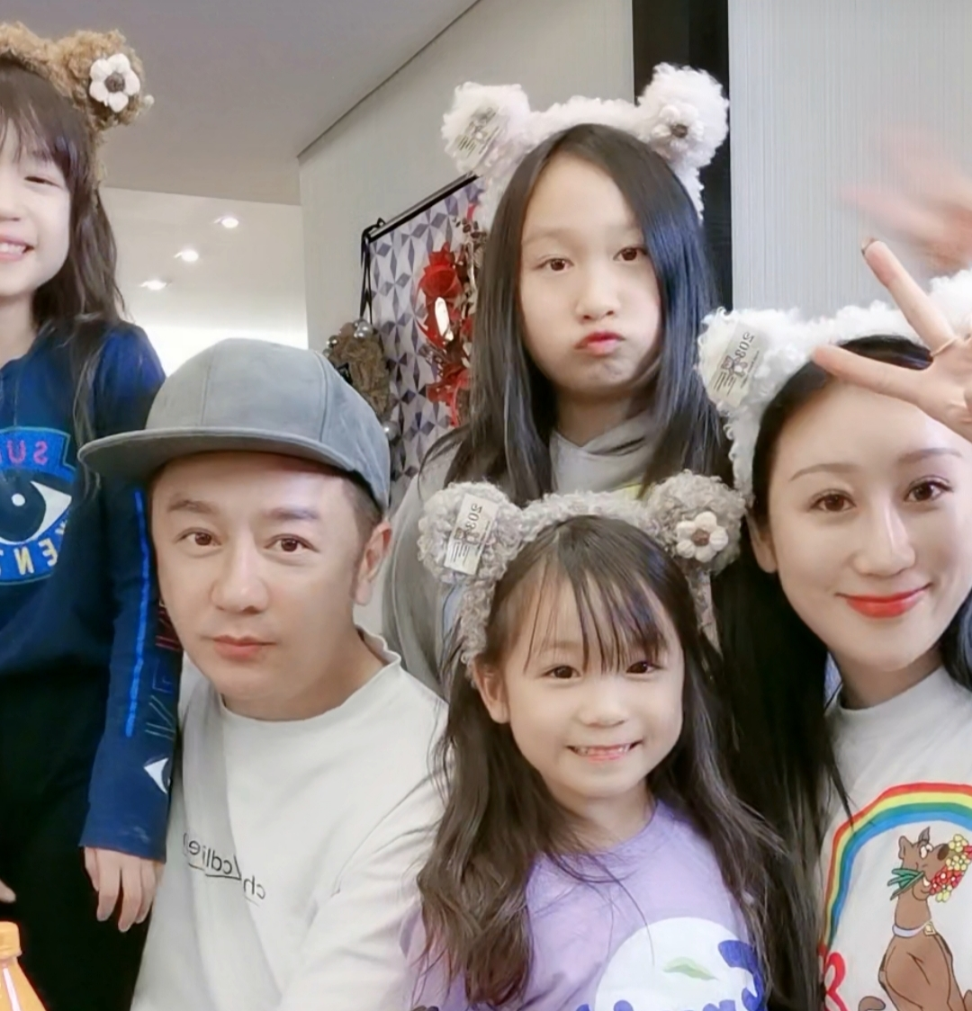 蒋丽莎|陈浩民蒋丽莎带孩子直播，边带货边吃饭聊天，被提示违规无奈下线