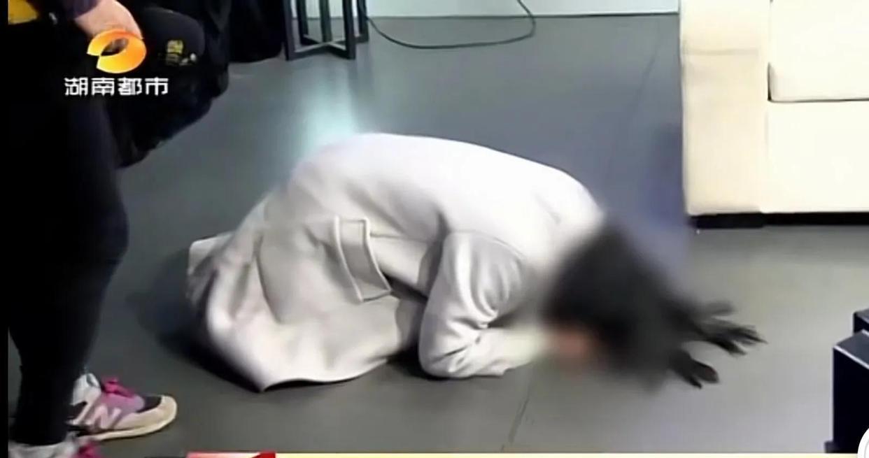 纪实养母想养女嫁聋哑儿子,遭拒后索要20万彩礼,养女跪地痛哭
