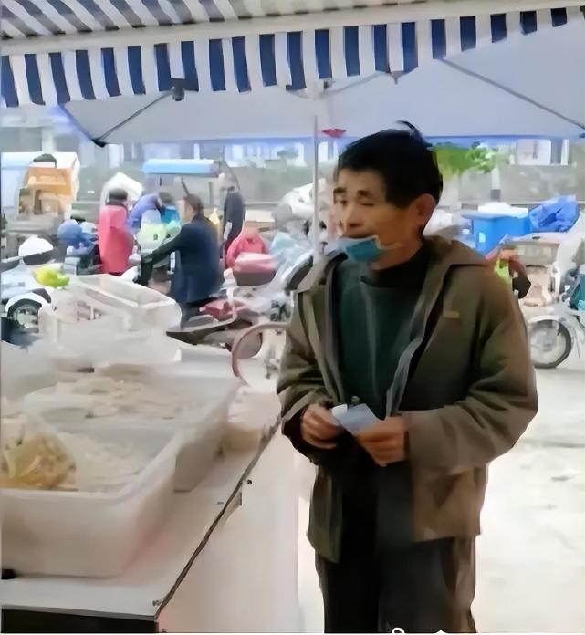 浙江老人吃“霸王餐”9年,意外去世时,为何店家看着“假币”哭了?