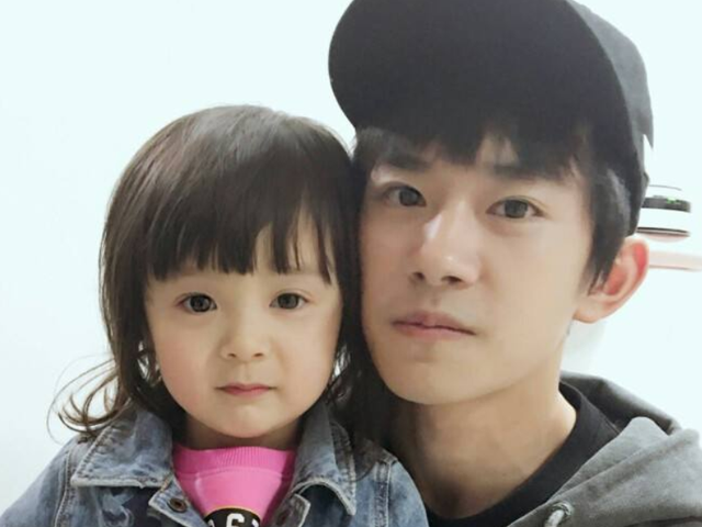 易烊千玺|被易烊千玺抱着的女孩长大了，五官精致古灵精怪，不愧是妹妹！