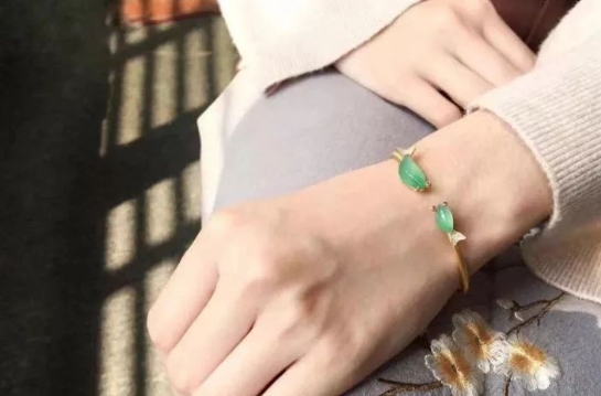 翡翠|翡翠镶嵌为什么用18k金和钻石?