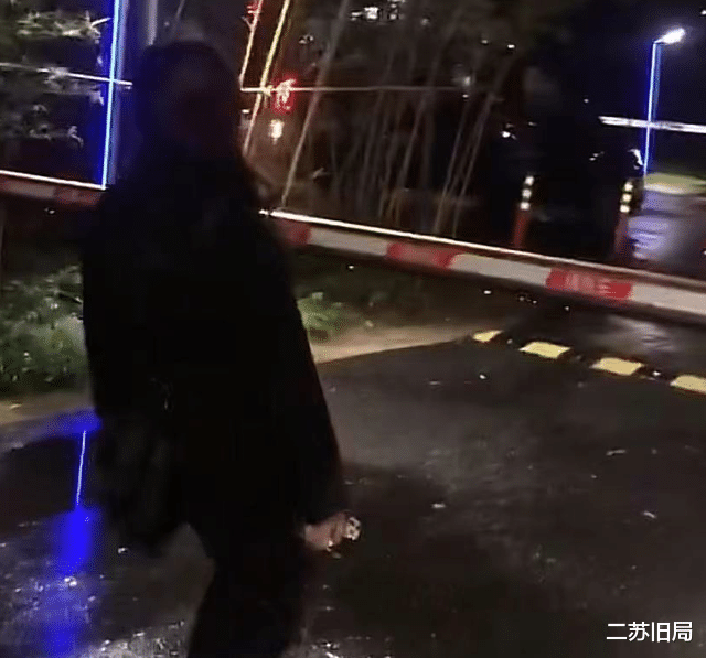 ?深夜，上海一女子欲离沪，骑着单车，拉着行李，闺蜜送行强颜欢笑