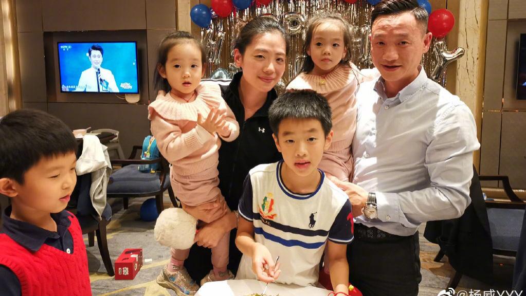 杨威|奥运冠军夫妇退役收入公开，3层别墅不够孩子玩，儿子天赋很高 ！