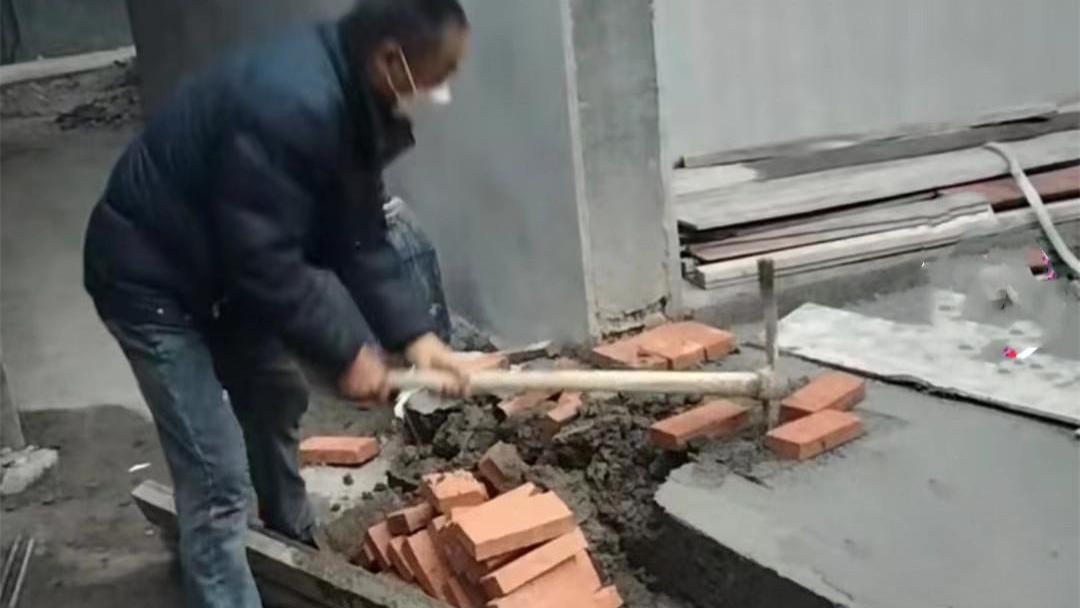 多管闲事？江苏一男子家院子突出挡路，被隔壁邻居拿工具挖掉