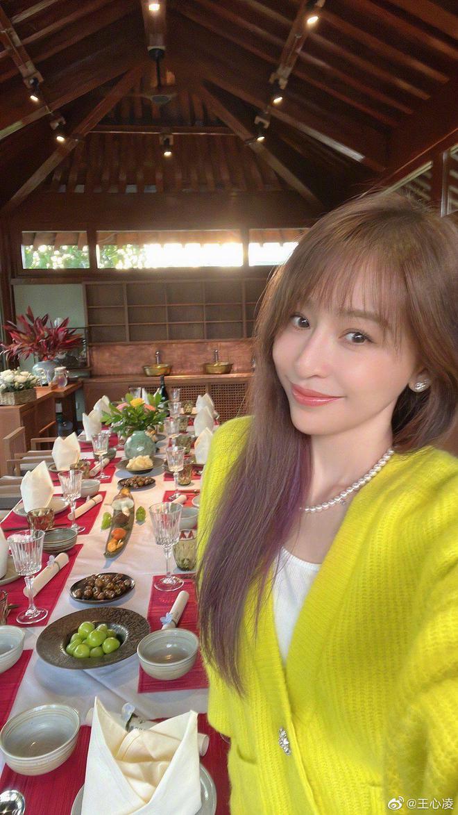 王心凌|王心凌分享40岁庆生照 手捧鲜花与吴谨言等人合影