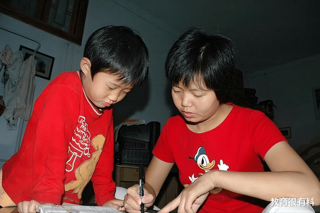 偷拿奶奶20元,小学生被妈妈暴揍,让其捡废品把钱还给奶奶
