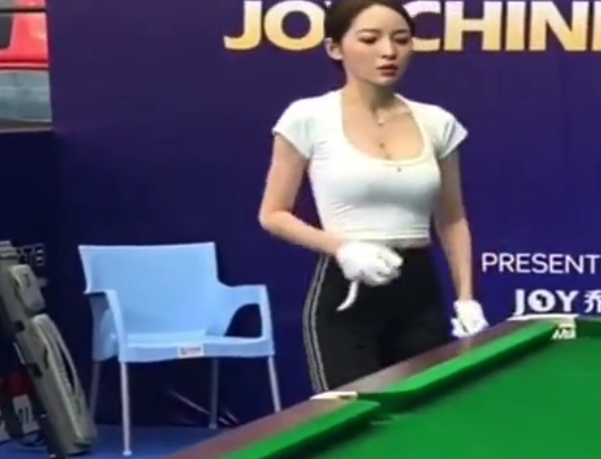 王钟瑶|王钟瑶：最美台球女裁判，酷似世界小姐，魔鬼身材太亮眼
