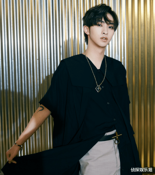 庾澄庆|庾澄庆力挺儿子后,哈利再晒女装造型,翘兰花指捧脸越来越自信