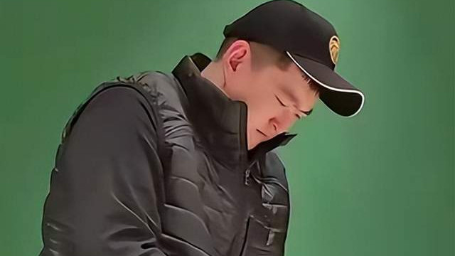 赵本山|赵本山儿子小餐馆煎牛排，挺肚腩胖到夸张，留学回国被嘲只会啃老