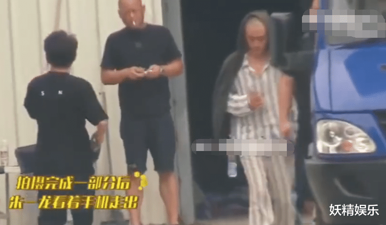 朱一龙|朱一龙为角色不顾形象！新戏曝路透：剃光头，赤脚站在泥地又瘦了