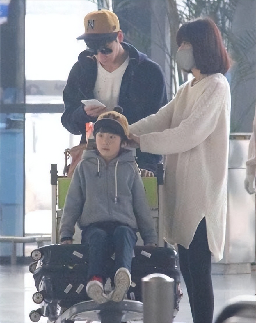 张亮|张亮发长文承认14岁儿子早恋，呼吁引导大于批评，准儿媳身份曝光