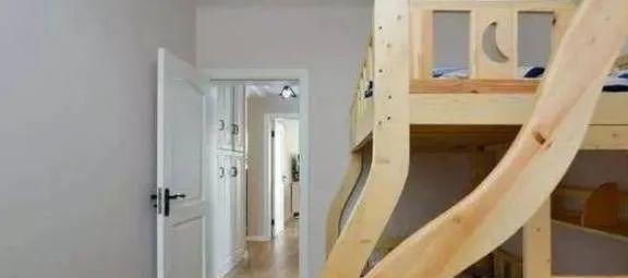 111㎡标准三居室:进门鞋柜很特别,兼具收纳与涂鸦记事本功能