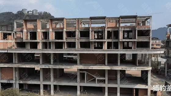 四川女子无奈住进烂尾楼，环境简陋勉强生活：已花光父母60万积蓄