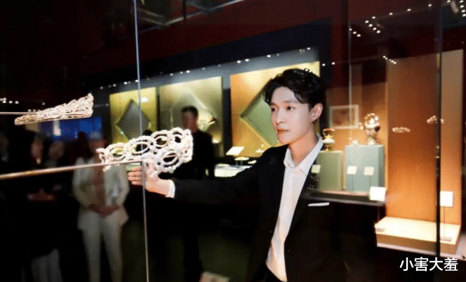 张艺兴|\根正苗红\张艺兴：一张照片暴露红色背景，纳税千万为国家付出