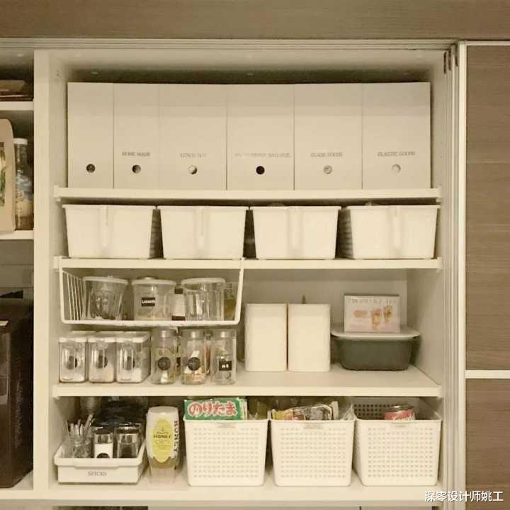 总结厨房的4处收纳技巧,吊柜部分开放,台面置物架等,干货满满