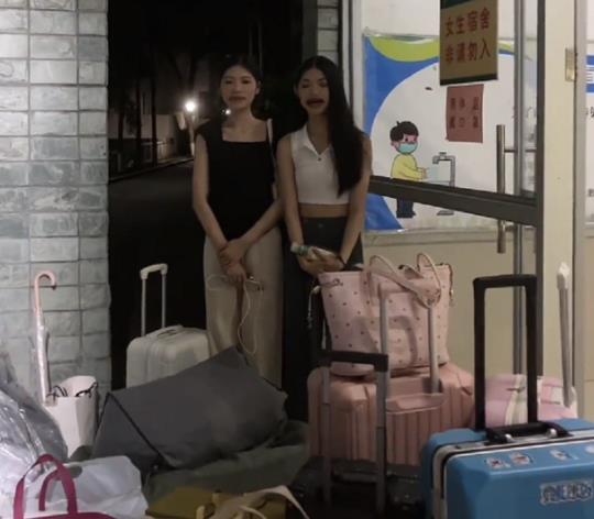 女学生|毕业后马上后悔，校门口尴尬地站着两名女学生，身旁行李很是亮眼