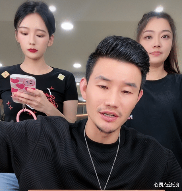 “嘎子哥”直播卖牛仔裤,摸女助理大腿被喷,女孩笑容很尴尬
