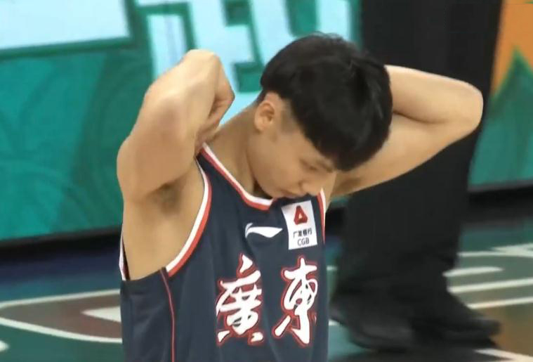 广东男篮|不愧是徐中锋！队友罚球不进，他从三分线外杀进来，飞身补篮命中