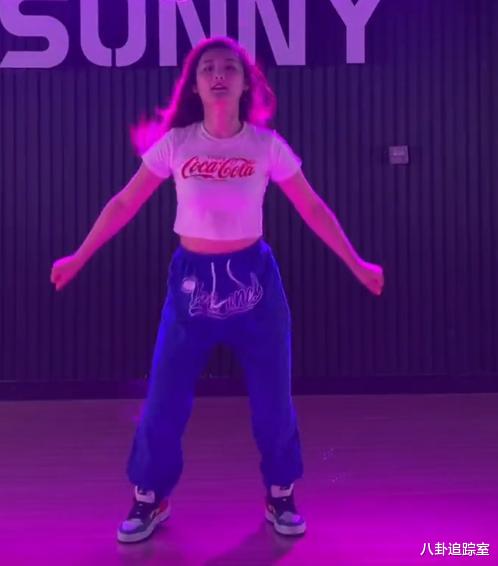 陈亚男穿露脐装甩头,被嘲像大街上耍猴的,网友:回去干护士吧