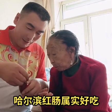 85岁马玉琴携少夫带货,美颜失败被批像出土文物,网友:辣眼睛