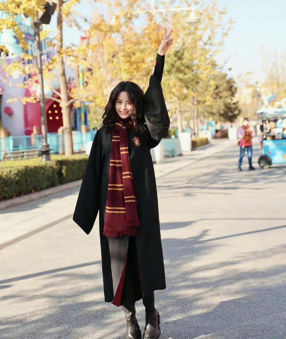 颖儿|颖儿带女儿游玩环游影城,母女俩变身魔法师超可爱,4岁小月亮好高