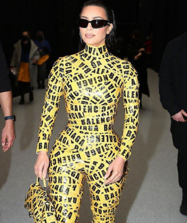 金·卡戴珊|“富婆”卡戴珊腿上缠绳玩性感！因绳子绑太紧，大腿勒出几圈赘肉