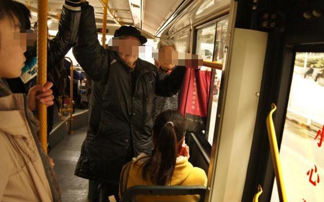 老人丢孩子书包“逼让座”,爸爸看到一把按住孩子:回去坐好