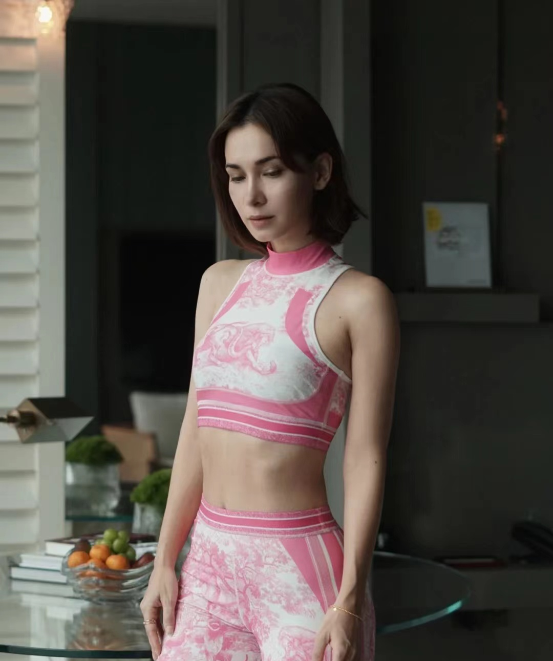 卢靖姗|36岁卢靖姗胆子真大！挺着7个月孕肚深夜骑车，身材曲线匀称有致