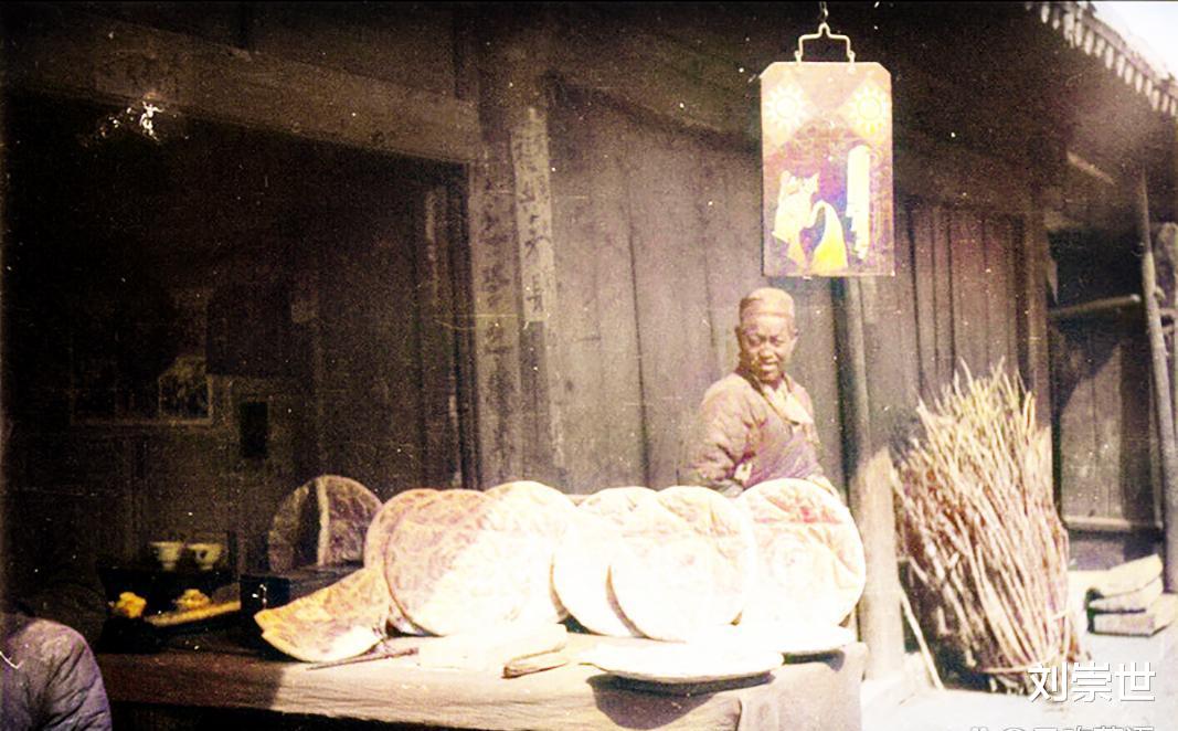 1934年的甘肃东乡:年轻女子挑担子汲水,男人屋顶上聊天晒太阳