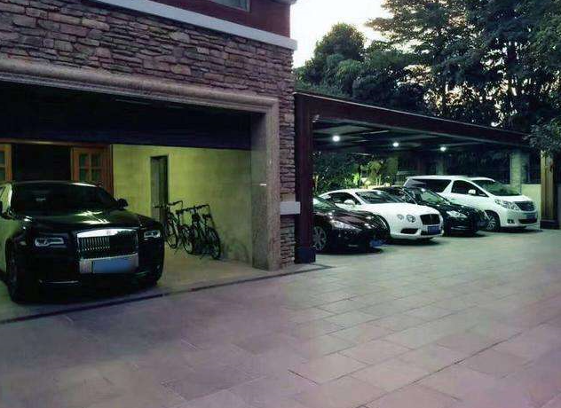 男子用200万赚到4亿,曾经戴名表开豪车,如今穿60元的地摊货
