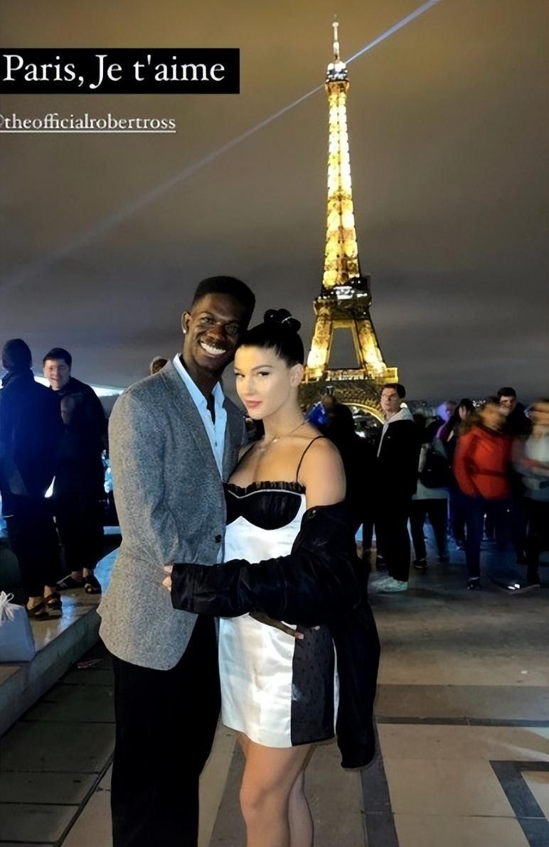 菲比|比尔·盖茨小女儿：和男友秀恩爱，黑人小伙一口大白牙，笑容诡异