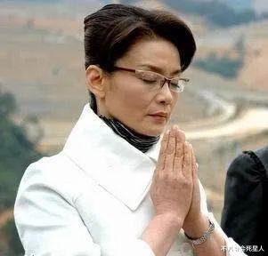 袁姗姗|“无儿无女”演员养老现状：杨昆直播叫卖，潘虹皈依佛门求心安