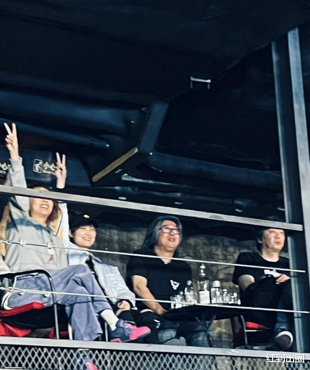 李宇春|38岁李宇春庆生现场曝光，和老狼龙隆看摇滚演出，桌上摆放一堆洋酒