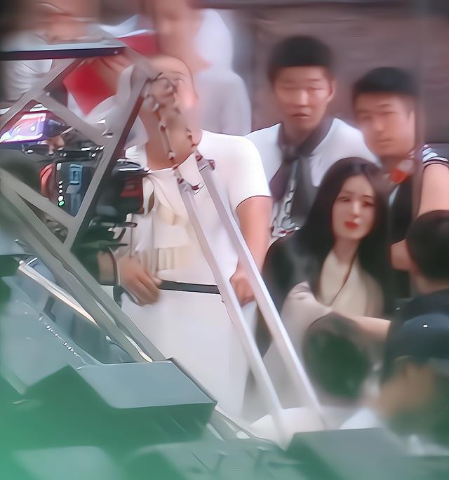 赵丽颖|《与凤行》赵丽颖长发及腰，充满巫女气息！“红缨银枪”意外出镜