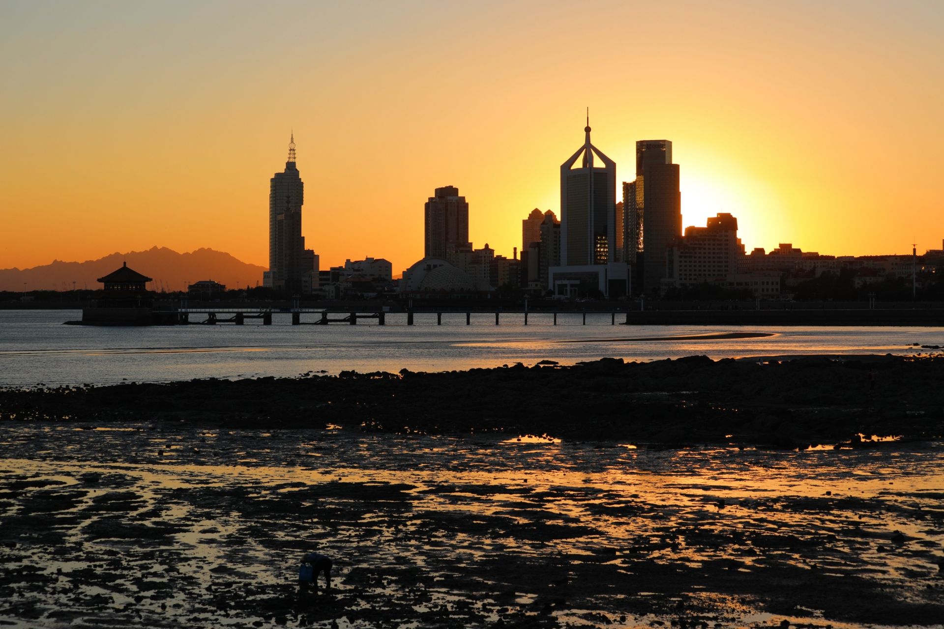 青岛市|山、海、湾、城同框,夕阳里的青岛湾美成了诗