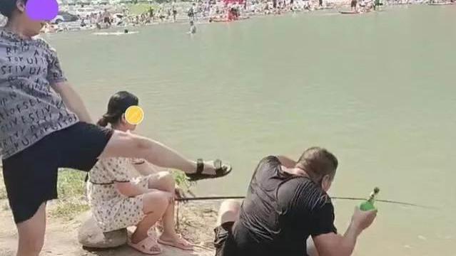 |男子和女同事暧昧，被妻子踢进水里，妻子：我忍你不是一天两天了