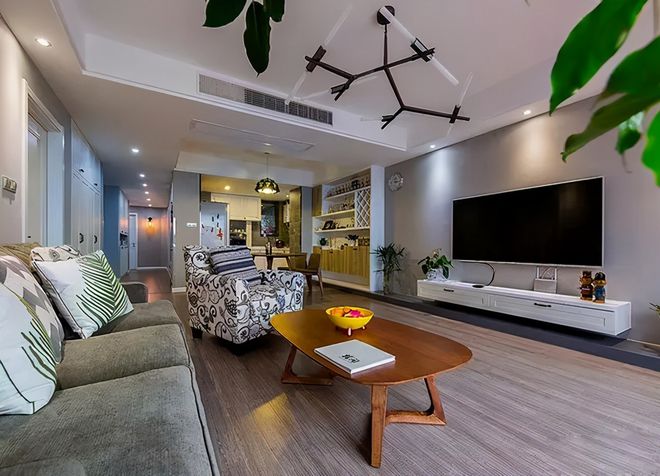 老婆将137㎡新房装简美风,35w效果出奇的好,客厅视野谁看谁爱!