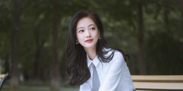 校花|冯琳现身复旦开学典礼,端庄大气尽显气质,简直就是新晋的校花!