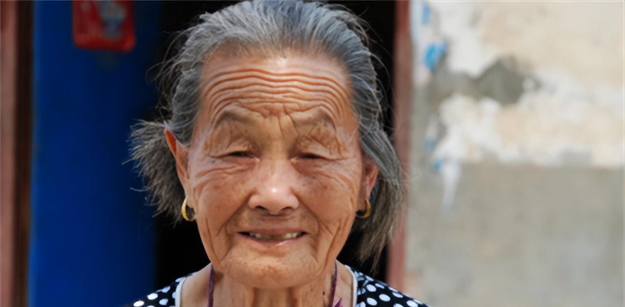 |陈秀英:近亲结婚嫁给表哥,生了3个猴娃,照顾了60多年,今105岁