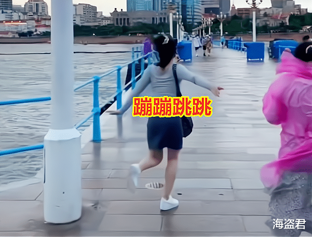 女子海边大风中“嘚瑟”,又蹦又跳“装幼稚”,结果挎包被吹海里