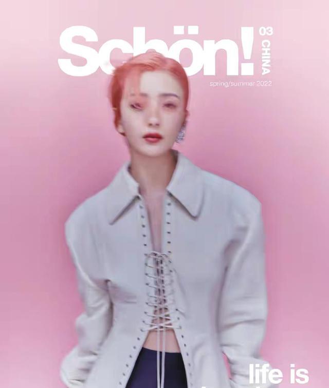 佟丽娅|佟丽娅最新写真曝光，染粉色长发秒变辣妹，黑色西装气质绝美