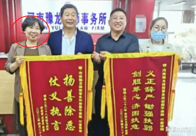 杜新枝|慌了?二审后杜新枝收到鲜花,一脸严肃无表情,付律也在强颜欢笑