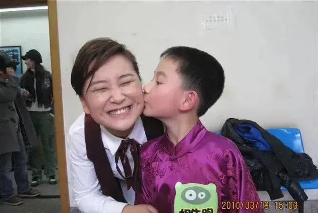 贾玲|赢在起跑线的男人！胡先煦亲吻贾玲照曝光，网友：范丞丞要吃醋了