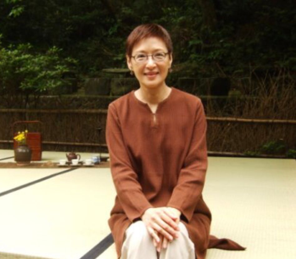 口红 看到69岁胡因梦才发现：女人上了年纪剪短发，原来可以这么高级