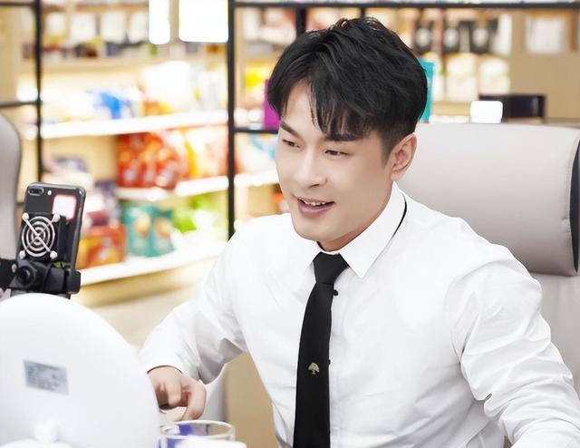 网红辛巴外站开播，怒怼平台官方，直播惨遭封禁，后再发长文抨击