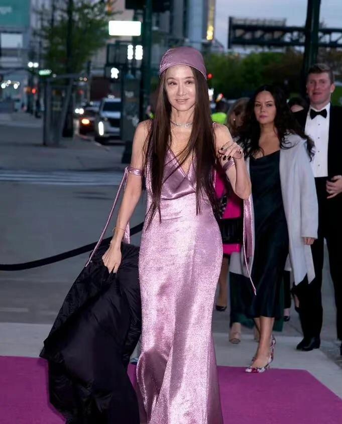 粉色|73岁王薇薇真是“不服老”!穿全粉礼服自信抢镜,大秀纤细身段