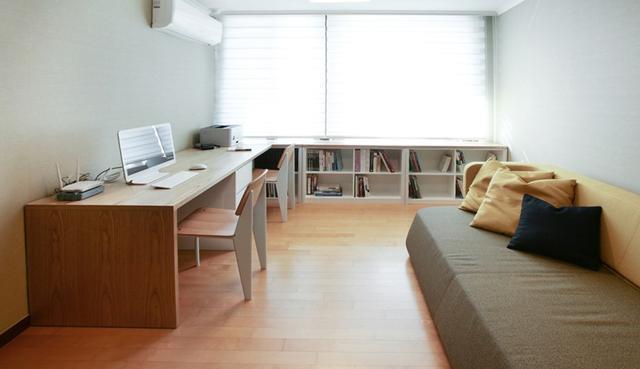 109阳台摆张桌子,既是书桌也是餐厅,十几年前的装修,仍不过时