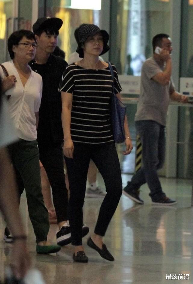 蒋雯丽|蒋雯丽一家三口出国度假，穿着普通却气质高级，儿子长得更像他爸